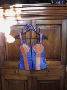 bustier en cuir agneau bleu et orange type colombine. Baleine en cuivre. Taille 40-42, bonnet 90B