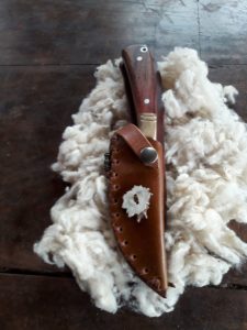 etui-couteau-cuir-laçage-cerf