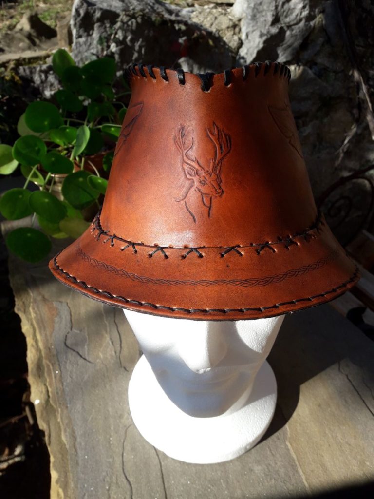 chapeau-cuir-repoussage