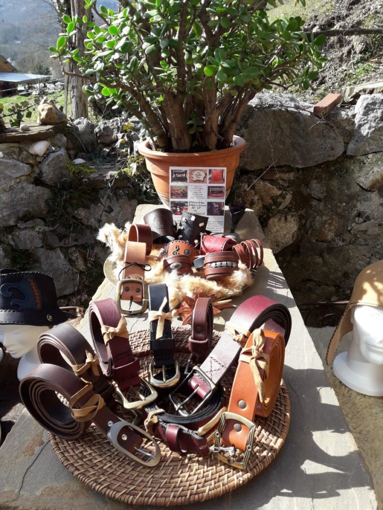 Panel de ceintures en cuir