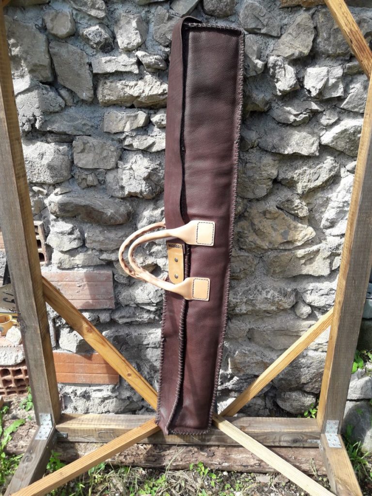 housse en cuir pour arc entièrement capitonnée. Double zip à l'ouverture et sangle à pression. Entièrement cousue et lacée main