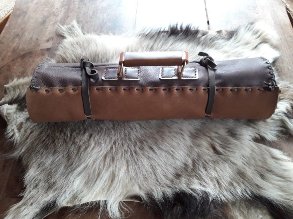 Housse en cuir pour couteaux de cuisine. Façon Rouleau agrémentée d'une poignée. Entièrement cousue et lacée main