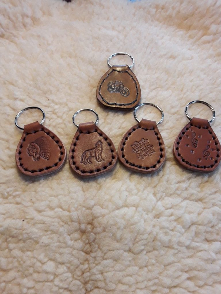 Petits porte-clés en cuir bovin décorés, teints, et cousus main