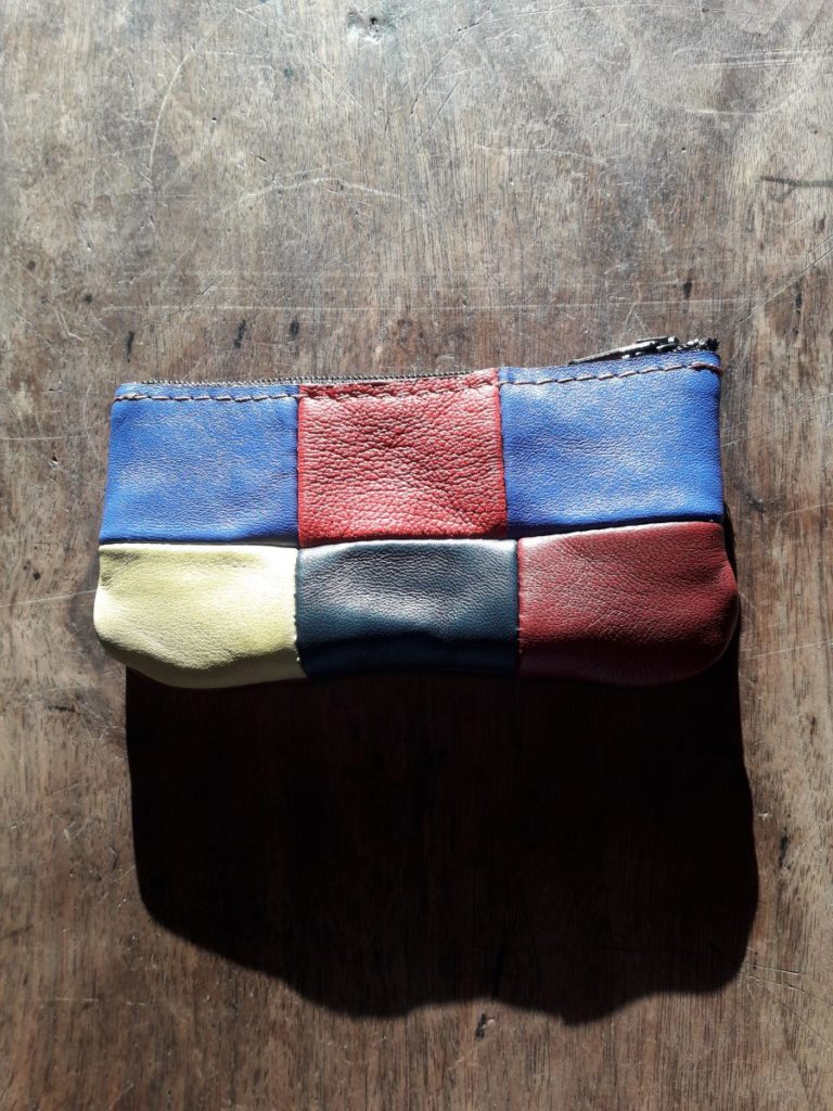 Porte-monnaie en cuir d'agneau. Patch de couleurs