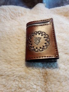 Portefeuille à l'ancienne cuir bovin naturel, martelé, teinté et cousu main