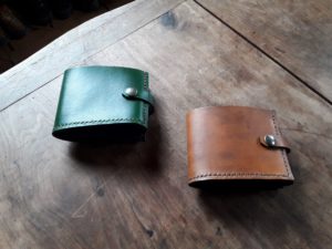 Portefeuille en cuir bovin naturel teint et cousu main