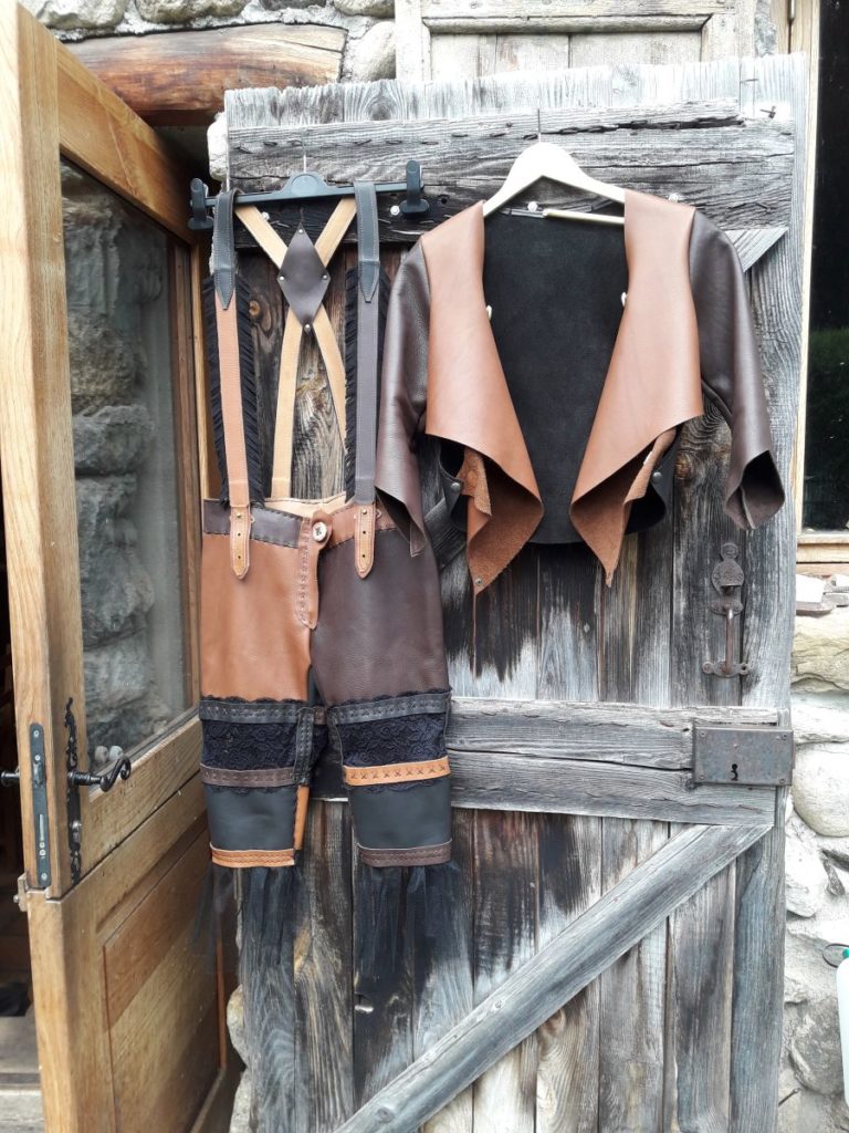 Tailleur artisanal en cuir. Veste et pantacourt cuir dentelle tulle